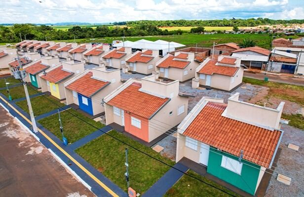 Governo de Goiás começa construção de casas em 43 municípios