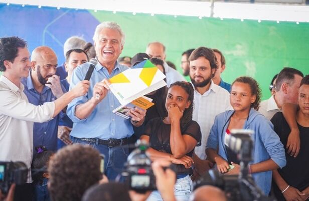 Famílias sorteadas recebem casas a custo zero em Davinópolis