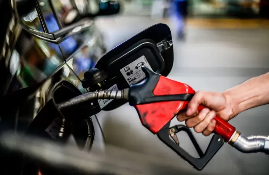 Petrobras Anuncia Redução de 5,6% no Preço da Gasolina para Distribuidoras