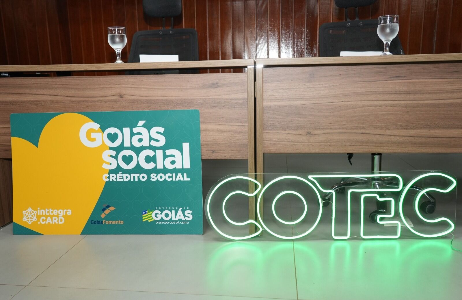 Governo de Goiás realiza entrega de certificados, cartões da Bolsa Qualificação e do Crédito Social em Catalão.