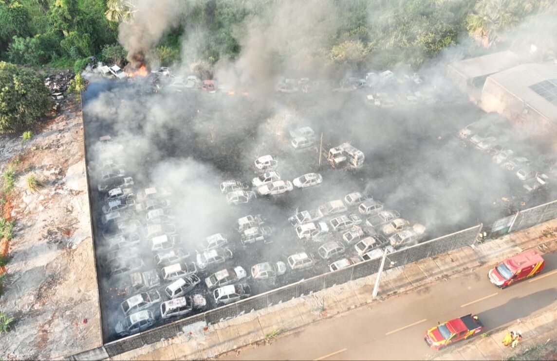 Incêndio destrói cerca de 100 veículos em pátio da Polícia Civil em Catalão