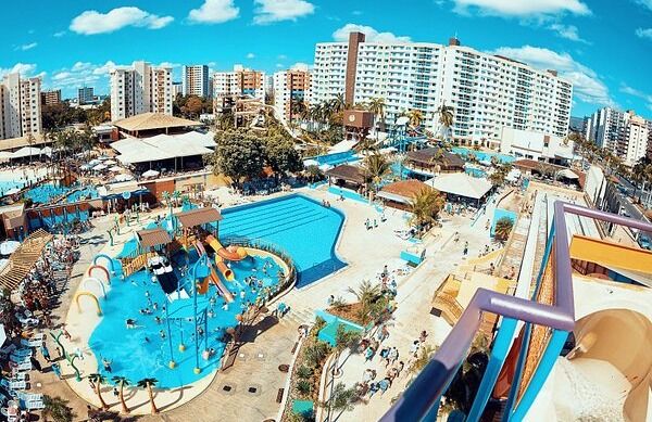 Nova lei proíbe cobrança da taxa do turismo em Caldas Novas.