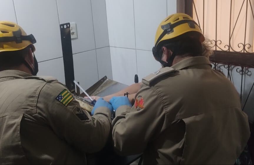 Mulher fica com a mão presa em cilindro de máquina de pastelaria em Catalão