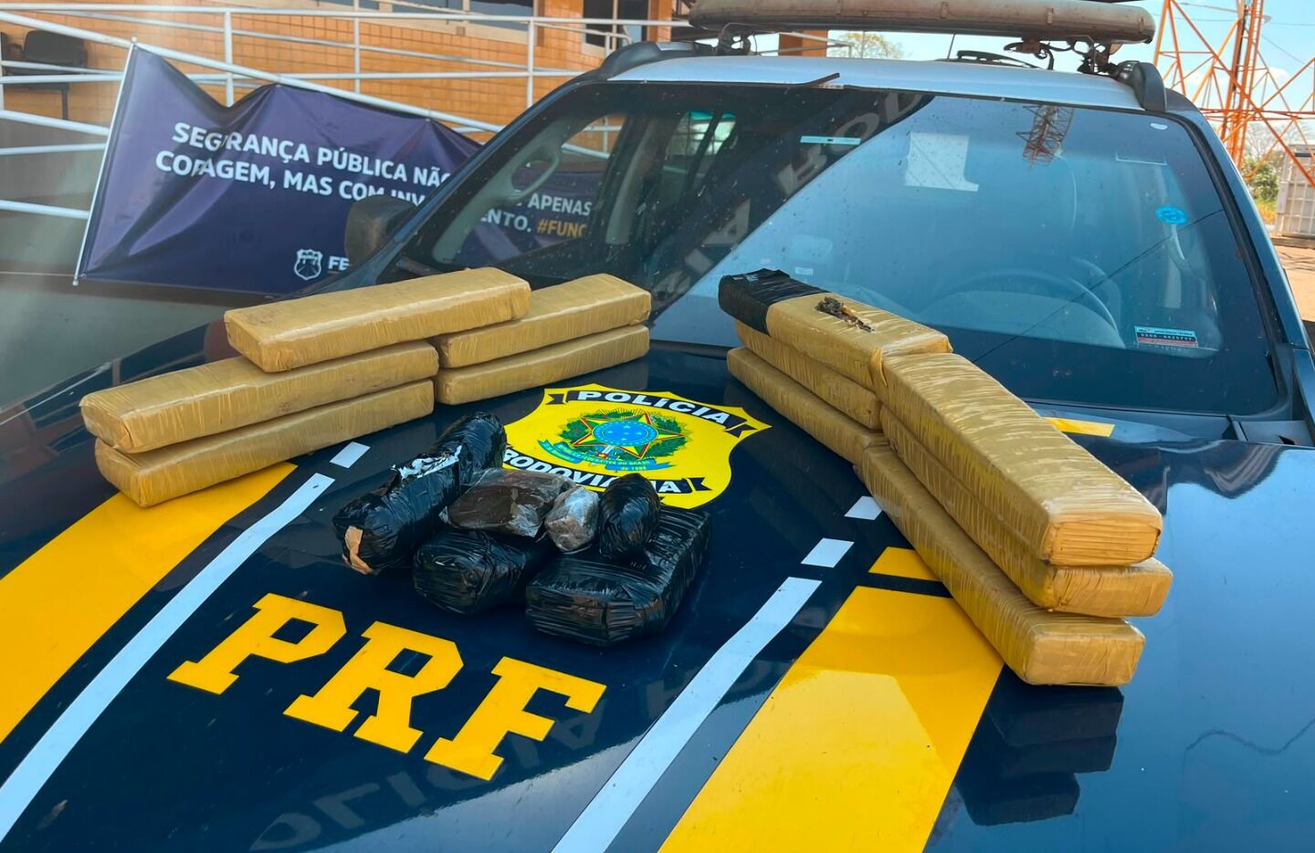 Quase 60 kg de drogas foram apreendidos pela PRF em duas ocorrências na BR-060, em Rio Verde.