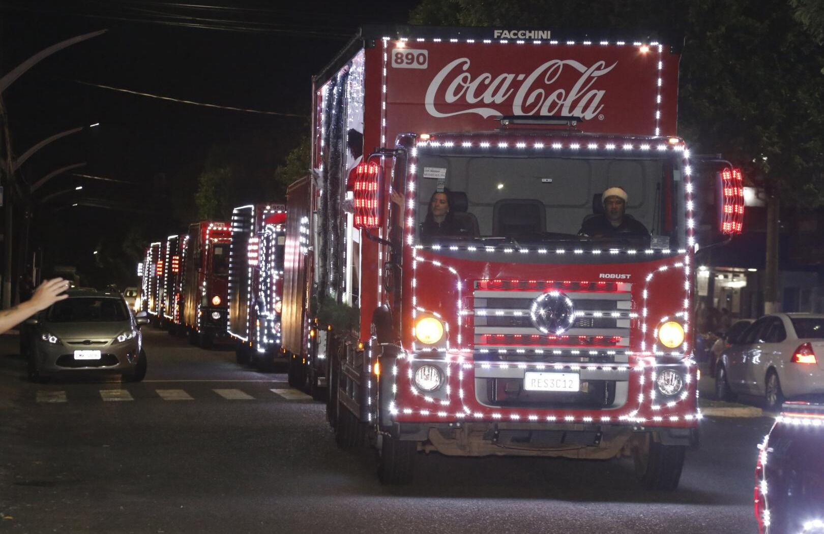 Caravana da Coca Cola passou por Catal o antecipando a magia do