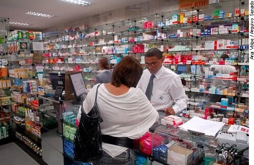 Conselho Federal de Farmácia permite que farmacêuticos prescrevem medicamentos.