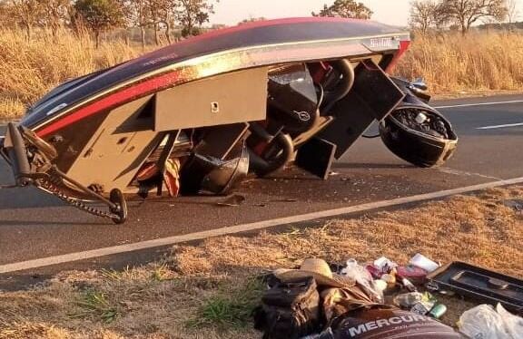 Canoa se desprende de reboque e tomba na BR-050 em Catalão