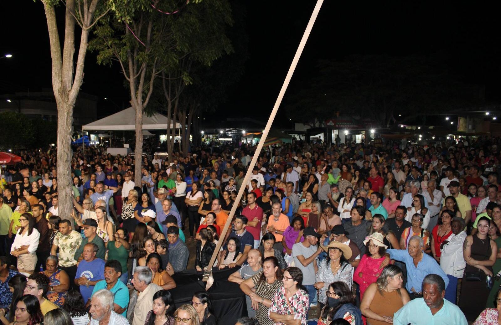 Segunda Noite da Festa do Trabalhador 2025 reúne multidão em Ouvidor com sorteios e show de Teodoro & Sampaio