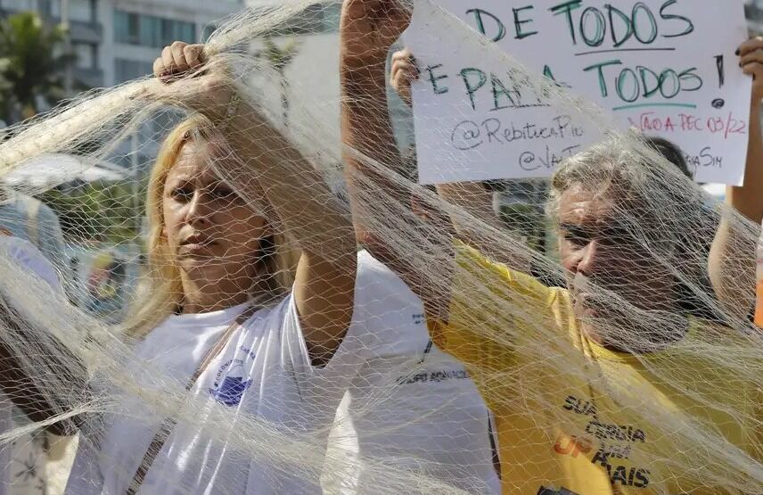 Manifestantes protestam contra PEC das Praias na orla do Rio