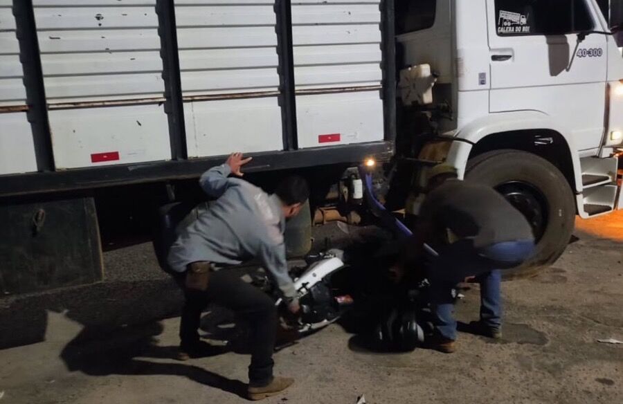 Motociclista fica ferido após colisão com caminhão em Catalão