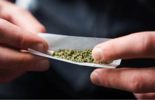 Goiânia institui multa de R$ 400 para porte e uso de drogas ilícitas em locais públicos.