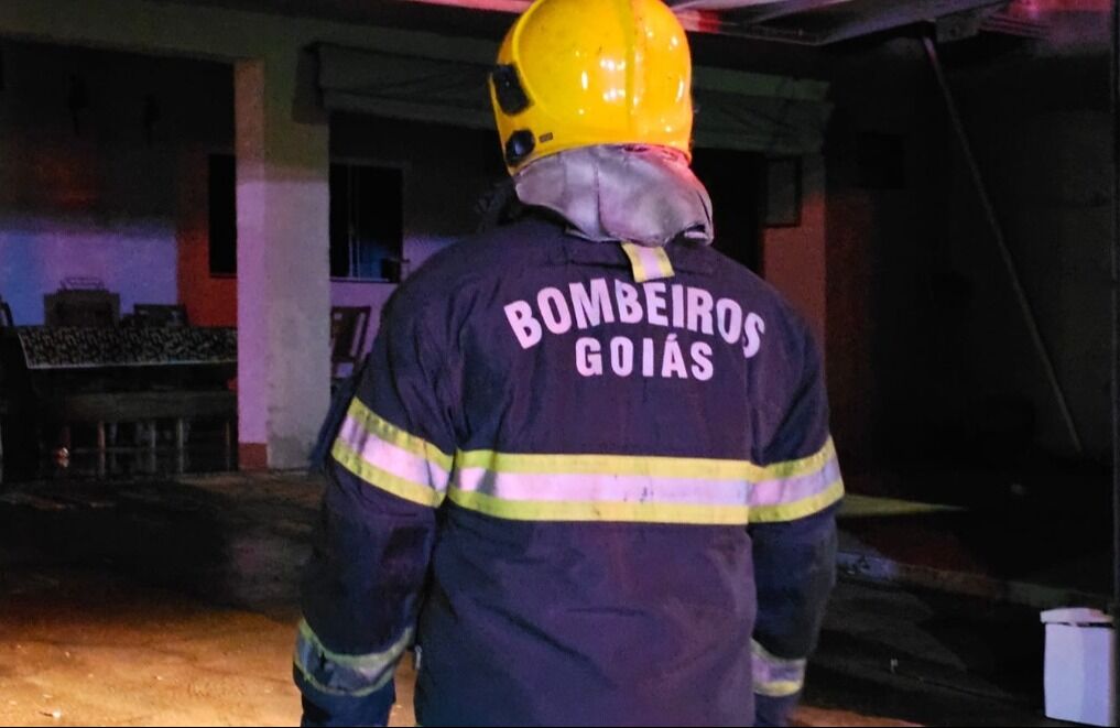 Bombeiros controlam incêndio em residência na cidade de Catalão