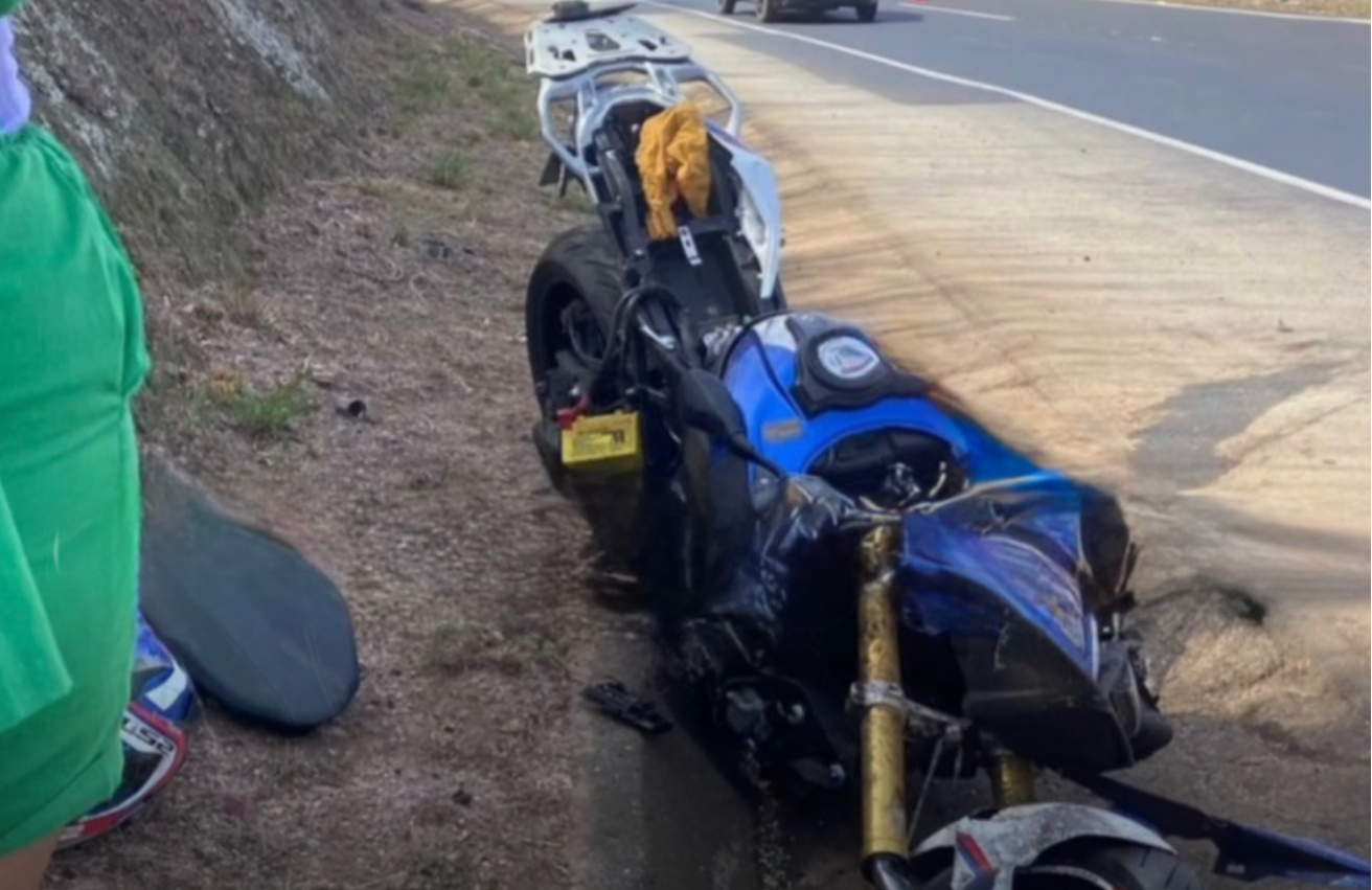 Motociclista morre em colisão com guard-rail na BR-050, passageira fica ferida