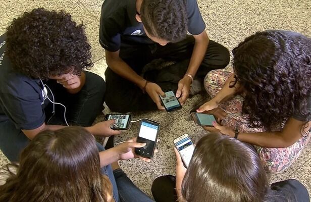 Comissão de Educação aprova projeto que proíbe celular em escolas